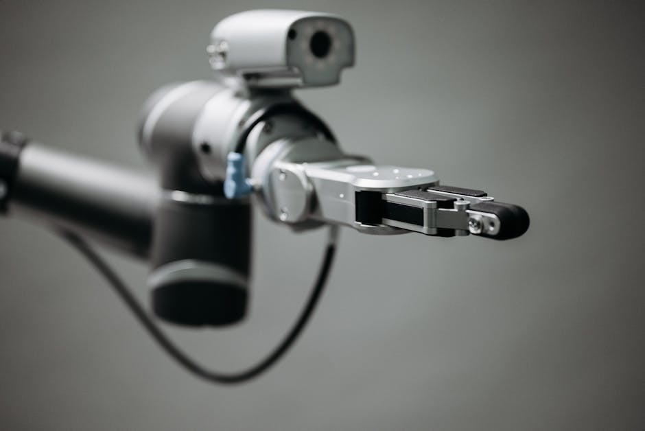 Robot humanoide interactuando con un grupo de profesionales en una oficina futurista